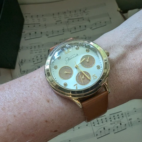 Brown Leather Strap Quartz Watch - Picture 7 of 11